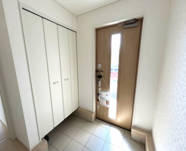 クレイドルガーデン前橋市勝沢町第２　1号棟（平屋）の玄関|【イメージ画像】収納もある玄関です！玄関もタイル敷なのでお掃除もしやすいですよ！