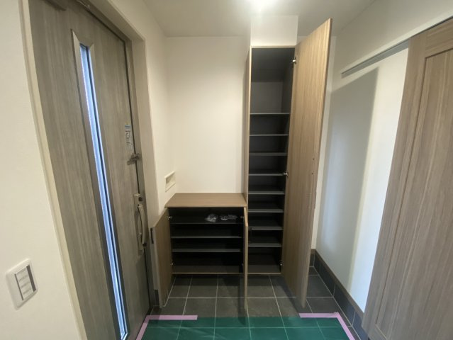【PaPamaru】さくら市氏家　モデルハウスの玄関|〇玄関〇
お出かけ前のコーディネートをチェックできる、全身ミラー付きのシューズボックスはスリムなのに豊富な収納力があります。ご家族分の靴がスッキリ収納できます。
※2026年10月撮影

