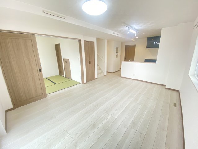 【PaPamaru】さくら市氏家　モデルハウスの居間・リビング|〇LDK17帖〇
リビング階段で「おはよう」から「おやすみ」まで、自然と家族のコミュニケーションが生まれる設計♪１階リビング、和室の掃き出し窓に、シャッターが標準装備です！
※2026年10月撮影