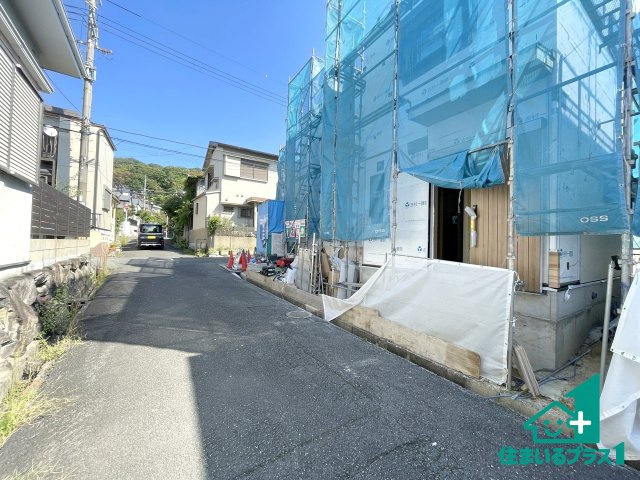 ■交野市私市山手　新築一戸建ての前面道路含む現地写真|周辺は閑静な住宅街です。前面道路もしっかりと有りますので車の出し入れも安心ですよ！