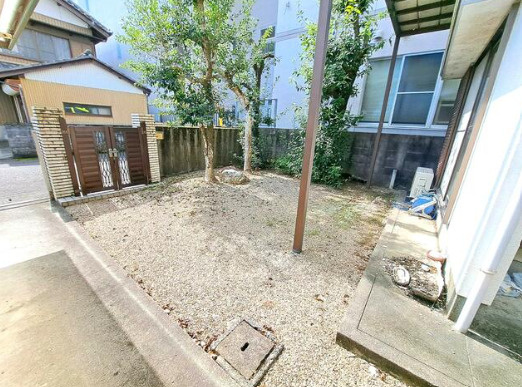 「小学校徒歩8分」香南市野市町東野　中古一戸建ての庭|植栽のある庭スペース。季節の草花を育てるなど、ガーデニングを楽しめます。