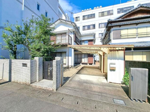 「小学校徒歩8分」香南市野市町東野　中古一戸建ての外観|門扉と植栽が迎える住まい。道路から敷地への出入りや、玄関までの動線をご確認いただけます。