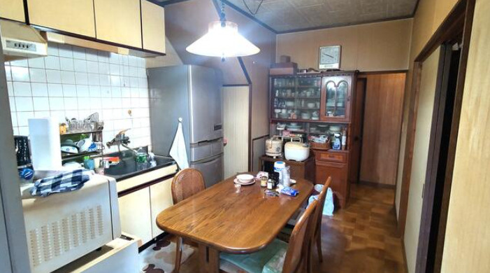「小学校徒歩8分」香南市野市町東野　中古一戸建てのキッチン|空間を有効に使える壁付けキッチン。食卓が近く、料理の配膳や片付けもスムーズです。