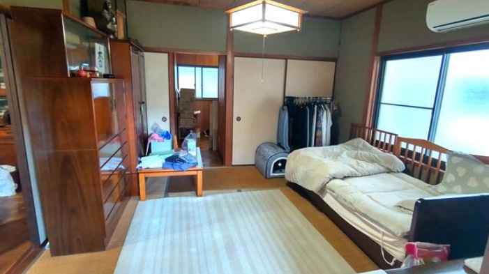 「小学校徒歩8分」香南市野市町東野　中古一戸建ての洋室|木目の床と建具が落ち着いた雰囲気を演出。寝室やくつろぎの部屋として活用できます。