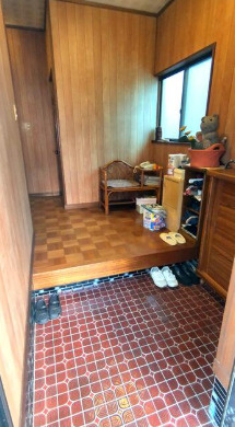 「小学校徒歩8分」香南市野市町東野　中古一戸建ての玄関|木の温もりを感じる玄関空間。窓から自然光が入り、明るくご家族を迎えます。