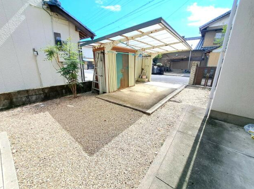 「小学校徒歩8分」香南市野市町東野　中古一戸建ての庭|屋根付きの駐車スペースを備えています。雨の日の乗り降りや、荷物の積み下ろしにも便利です。