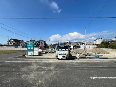 【外観】 | 菊川市下平川 14期 新築一戸建て 1号棟 | 現在建築中の外観画像です。ご内覧は同じメーカーの完成物件へご案内いたしますので、いつでもご相談ください！