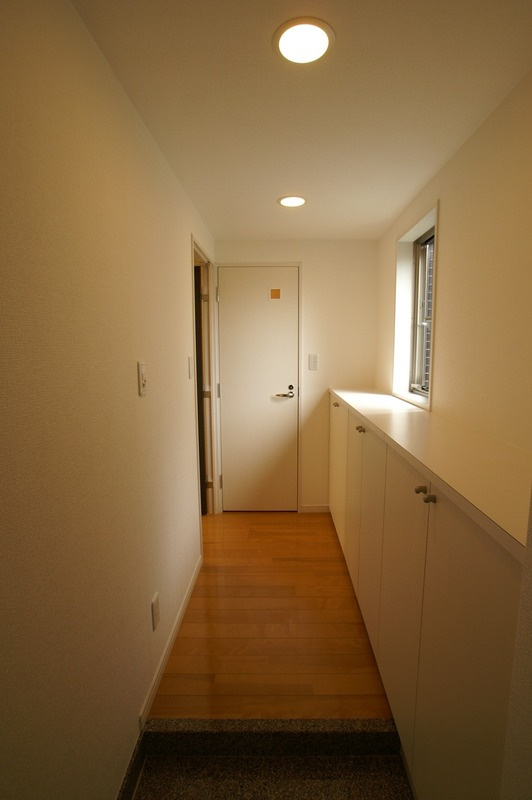 レナトゥス四谷の玄関|たくさん収納できるシューズボックスがお勧め