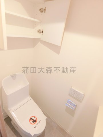 ザ・パークハビオ大森町のトイレ|棚と温水洗浄便座付きのトイレ