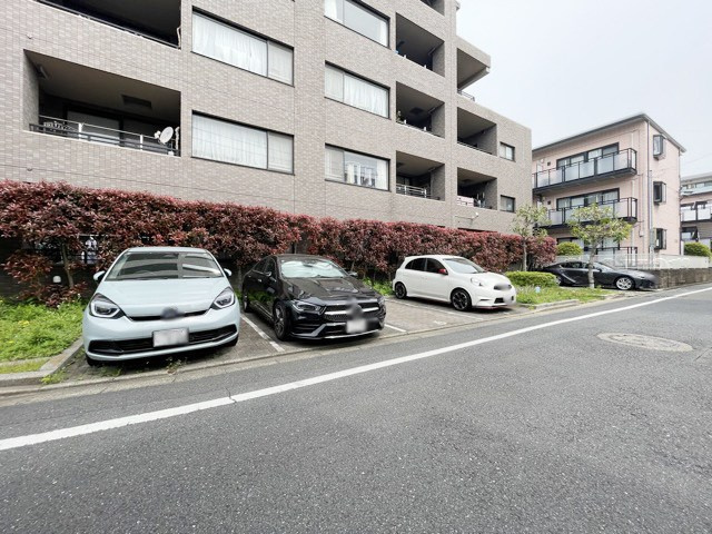 【駐車場】 | サーパス方南町 | 駐車場スペース。空きの有無などは、個別にお問合せください。～即日のご見学可能～　お問合せはお気軽に。