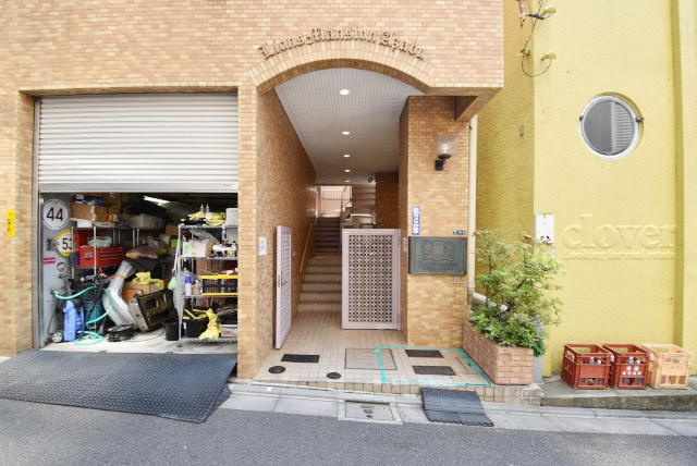 【玄関】 | ライオンズマンション麻布 | 皆様をお迎えする、お部屋の玄関ドア。開けやすさや開放角度、ドアノブの操作しやすさや鍵の形状などを、現地で一度ご確認ください。～即日のご見学可能～　お問合せはお気軽にどうぞ。