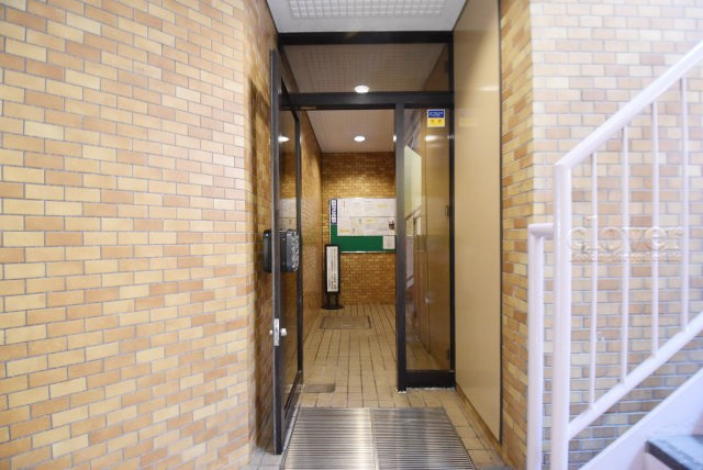 【エントランス】 | ライオンズマンション麻布 | お客様を、そして住人を出迎えてくれるマンションのエントランス。ゴミが落ちていないことからも、管理状態の良さや住民の節度の高さが見て取れます。～即日のご見学可能～　お問合せはお気軽にどうぞ。