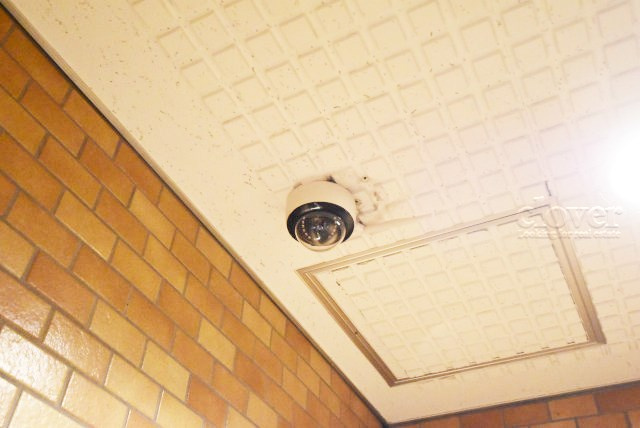 【防犯設備】 | ライオンズマンション麻布 | 建物や敷地の隅々に目を光らせる防犯カメラが設置されています。現地を見学される際には、カメラの存在やその台数にも意識を払ってみてください。～即日のご見学可能～　お問合せはお気軽にどうぞ。