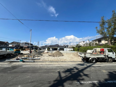 【外観】 | 菊川市下平川 14期 新築一戸建て 2号棟 | 現在建築中の外観画像です。ご内覧は同じメーカーの完成物件へご案内いたしますので、いつでもご相談ください！