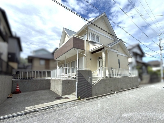 「水害リスクの少ない高台エリア」高知市潮見台1丁目　中古一戸建ての外観|前面道路からのアプローチがスムーズな2階建て住宅。落ち着いた周辺環境が魅力です♪