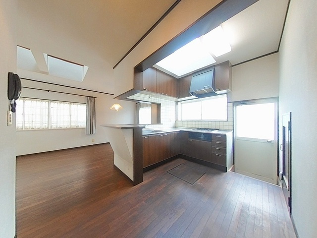 「水害リスクの少ない高台エリア」高知市潮見台1丁目　中古一戸建てのキッチン|お料理中も家族と繋がる。吊戸棚のないオープンな設計で、視界も広く開放的です。