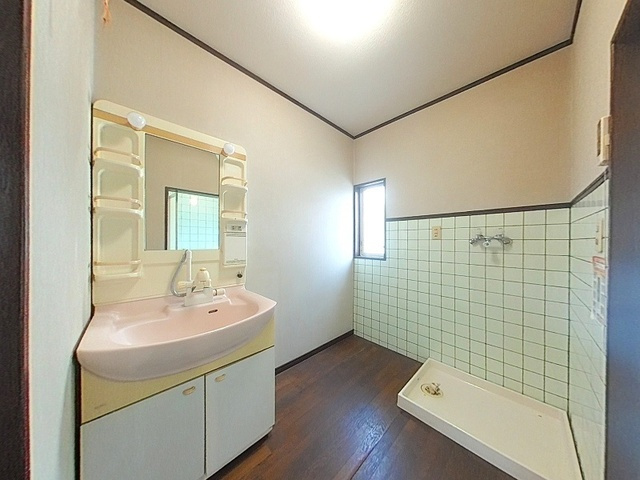 「水害リスクの少ない高台エリア」高知市潮見台1丁目　中古一戸建ての独立洗面台|三面鏡付きの機能的な洗面台。隣接する洗濯機置き場もゆとりがあり、家事動線もスムーズ！