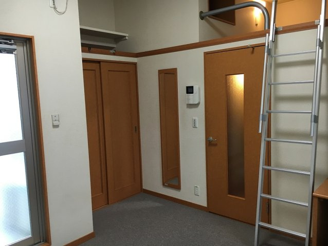 レオパレスアストラーレ茶屋町東の居間・リビング|ロフト付