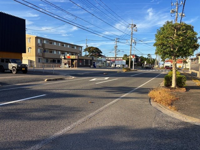 ■□米子市新開1丁目中古戸建□■の前面道路含む現地写真|アクセス便利な立地となります。
