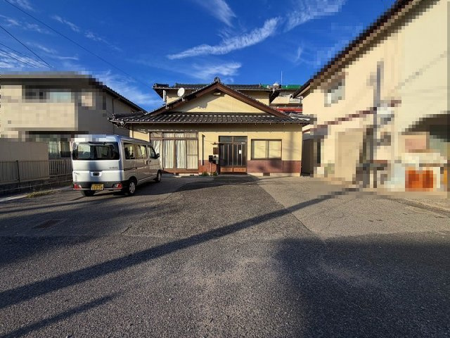 ■□米子市新開1丁目中古戸建□■の前面道路含む現地写真|駐車スペースもしっかりと確保できます〇