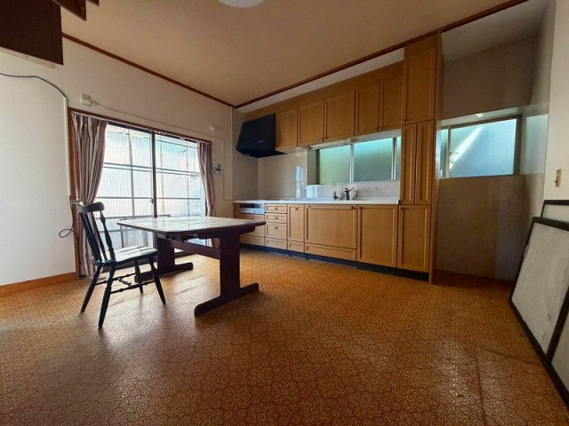 ■□米子市新開1丁目中古戸建□■の居間・リビング|DK約8帖です。キッチン横には専用の物干スペースもあり家事導線がスムーズです。