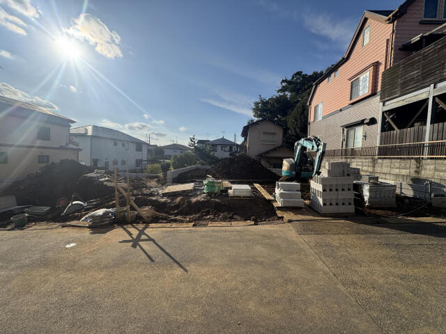 ブルーミングガーデン　市川市柏井町２丁目２棟／１期１号棟の前面道路含む現地写真|現地写真