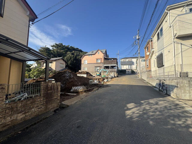 ブルーミングガーデン　市川市柏井町２丁目２棟／１期１号棟の前面道路含む現地写真|現地写真