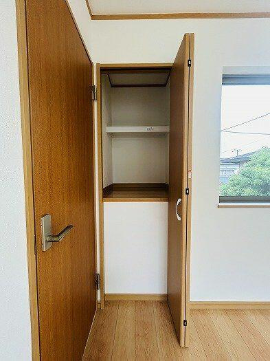 市川市中国分５丁目４－７の玄関|東側洋室約６帖の収納です