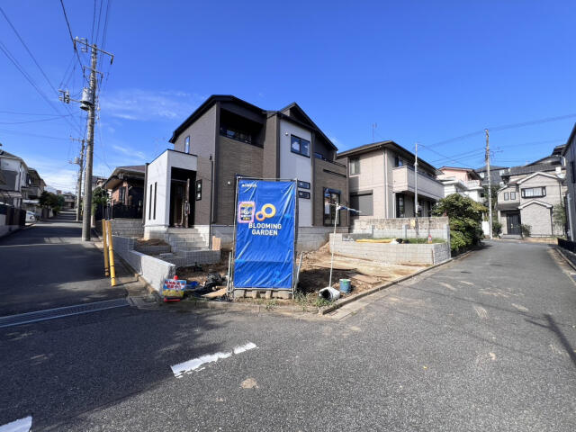 ブルーミングガーデン　船橋市西習志野１丁目１棟／１期１号棟の前面道路含む現地写真|外観