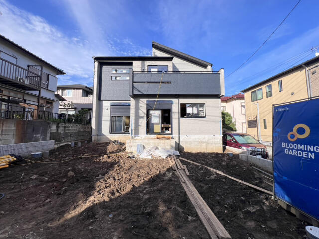 ブルーミングガーデン　船橋市大穴南４丁目１棟／１期１号棟の前面道路含む現地写真|建築中