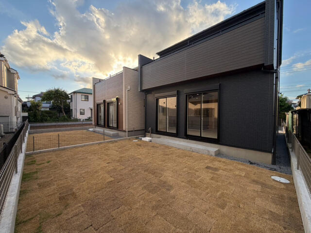 ブルーミングガーデン　松戸市小金原５丁目２棟／１期２号棟のその他|【庭】手前から(2)号棟、(1)号棟