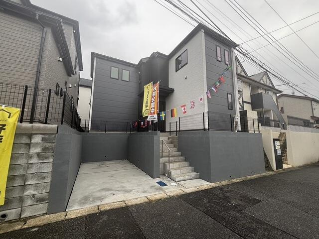 松戸市中金杉４丁目２１６番の前面道路含む現地写真
