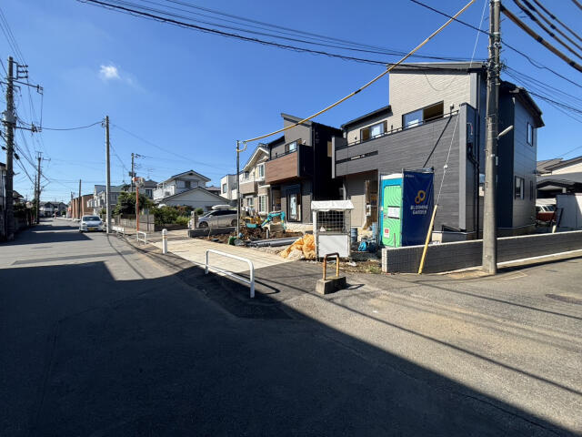 ブルーミングガーデン　流山市東初石４丁目２棟／１期２号棟の前面道路含む現地写真|10/1撮影