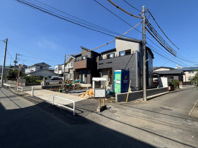 ブルーミングガーデン　流山市東初石４丁目２棟／１期２号棟の前面道路含む現地写真|10/1撮影