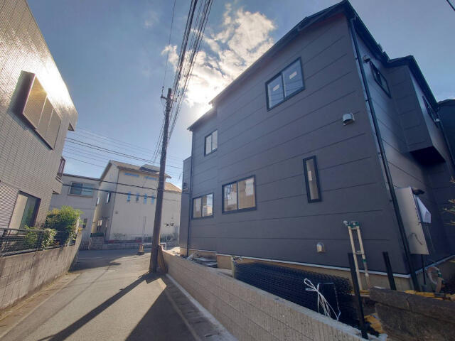 ブルーミングガーデン　流山市東初石４丁目２棟／１期１号棟の前面道路含む現地写真|10/10外観写真