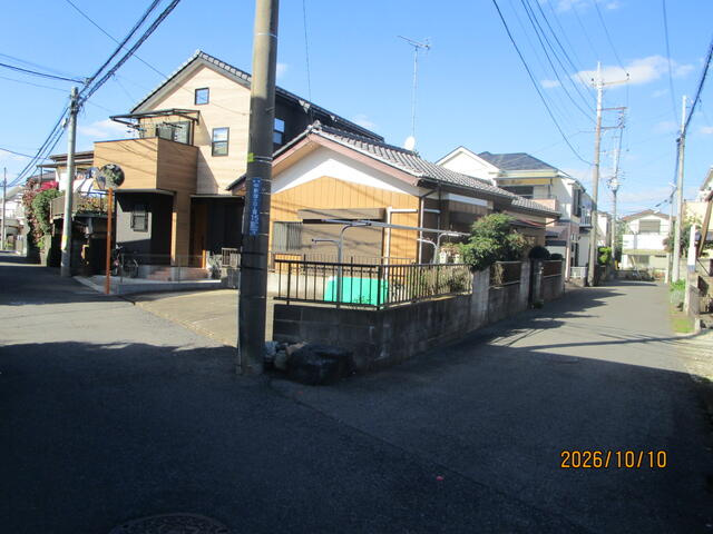 柏市中新宿２丁目の中古一戸建の前面道路含む現地写真