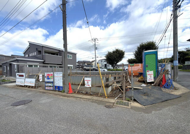 ブルーミングガーデン　流山市加４丁目１棟／１期１号棟の前面道路含む現地写真