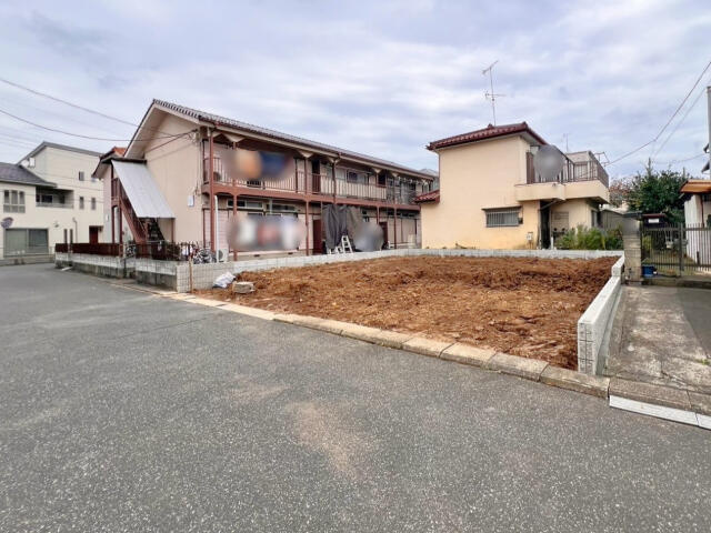 ブルーミングガーデン　流山市加１丁目１棟／１期１号棟の前面道路含む現地写真