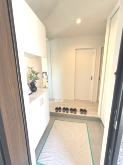 【玄関】 | 佐伯区薬師が丘2丁目　全1棟 | すっきりと整理された玄関スペースの様子です。収納力のあるシューズボックスを備え、すっきりと片付いた空間を保てます。