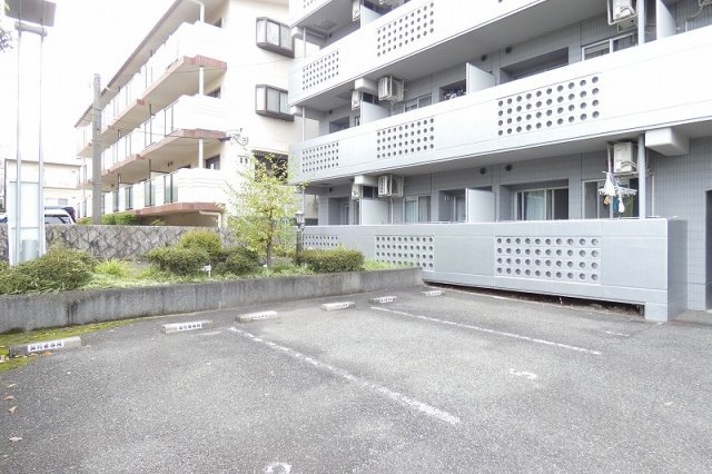 箕面市小野原東５丁目の賃貸マンションの駐車場|車をお持ちの方に嬉しい駐車場付きの物件です