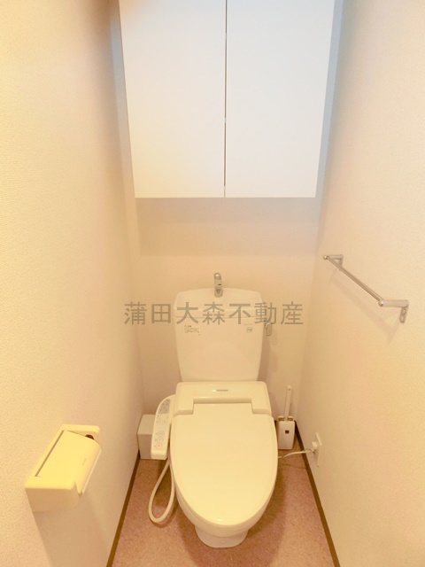 Urban　Link蒲田のトイレ|棚収納と温水暖房便座付きのトイレ