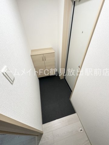 東大阪市稲田本町３丁目のアパートの玄関