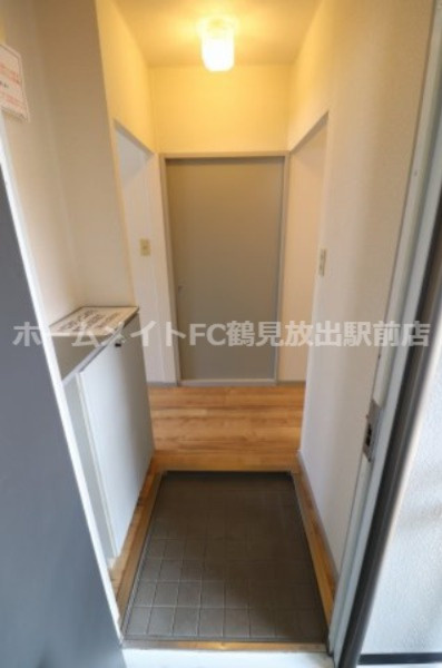 大阪市鶴見区放出東１丁目のハイツの玄関