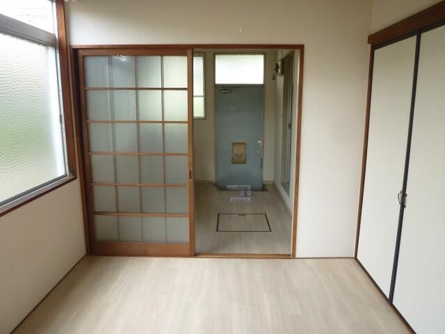 玉川ハイツの玄関