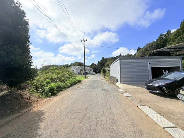 鹿嶋市武井中古物件の前面道路含む現地写真