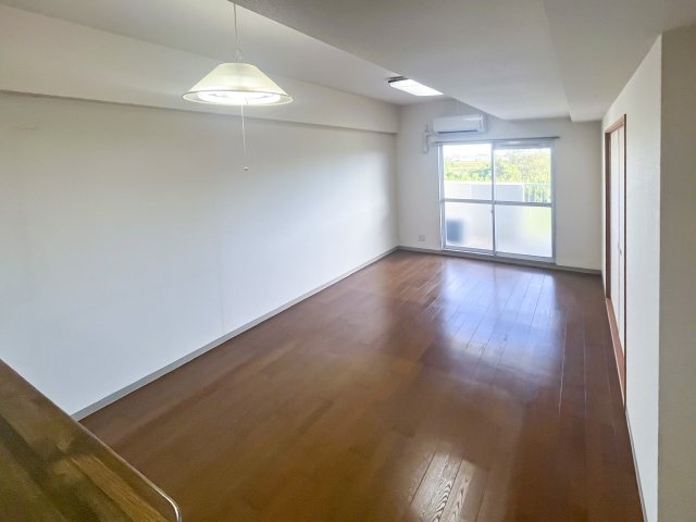 鈴鹿市山辺町《ラウムズ鈴鹿かわの》の居間・リビング
