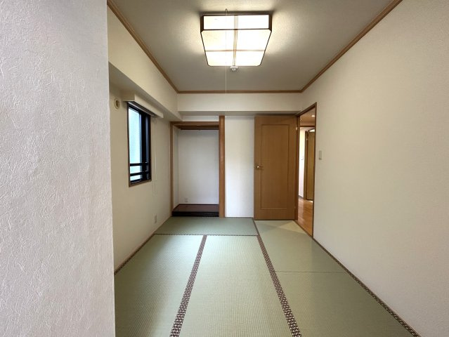 植物やチェアを置いてくつろぐことができるサンルーム有◎お洗濯にもGOOD☆2.2帖の納戸には窓がついているので通気性バツグン♪な【サンマンションアトレ新横浜駅前公園】の和室|ゆったりとくつろげる和室です