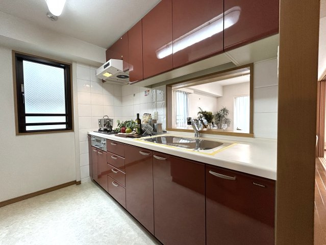 植物やチェアを置いてくつろぐことができるサンルーム有◎お洗濯にもGOOD☆2.2帖の納戸には窓がついているので通気性バツグン♪な【サンマンションアトレ新横浜駅前公園】のキッチン|使いやすいキッチンです