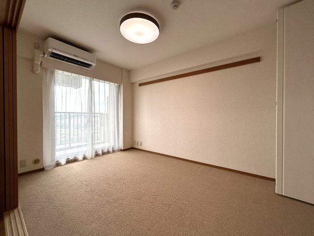 植物やチェアを置いてくつろぐことができるサンルーム有◎お洗濯にもGOOD☆2.2帖の納戸には窓がついているので通気性バツグン♪な【サンマンションアトレ新横浜駅前公園】の洋室|広々とした洋室です