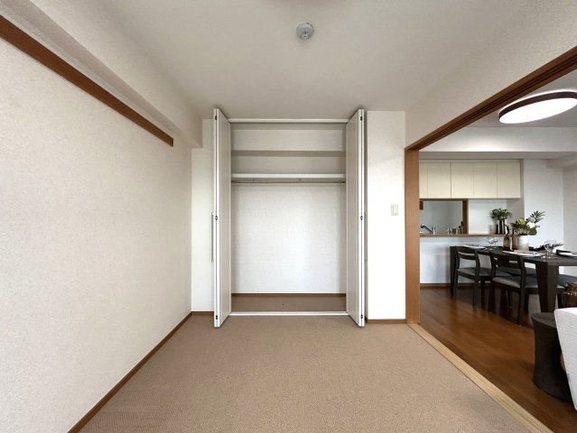 植物やチェアを置いてくつろぐことができるサンルーム有◎お洗濯にもGOOD☆2.2帖の納戸には窓がついているので通気性バツグン♪な【サンマンションアトレ新横浜駅前公園】の洋室|落ち着いた色調の洋室です